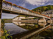 Kurbrücke über der Lahn und Blick zum Kursaalgebäude, Bad Ems, Rheinland-Pfalz, Deutschland