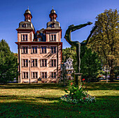 Haus Vier Türme und Skulptur 'Daphne' des Bildhauers Karl-Heinz Krause im Kurpark, Bad Ems, Rheinland-Pfalz, Deutschland