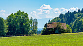 Malerische alte Feldscheune in der Nähe von Wessobrunn, Bayern, Deutschland, Europa