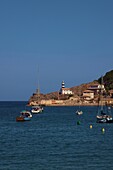 Blick zum Leuchtturm am Hafen von Port de Soller, Serra de Tramuntana, Nordküste, Mallorca, Balearen, Spanien