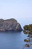 Blick auf Leuchtturm Far de Tramuntana, Insel Sa Dragonera, Mallorca, Balearen, Spanien