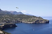 Blick auf die Hafeneinfahrt von Port de Soller, Serra de Tramuntana, Nordküste, Mallorca, Balearen, Spanien