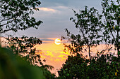 dramatischer Abendhimmel mit Sonnenuntergang hinter Wolken auf der Insel Príncipe in Westafrika, Sao Tomé e Príncipe