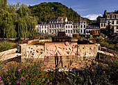 Brunnen 'Fontaine du Casino' von Frans van Ranst  (1955) , vor Hügel 'Colline d'Annette et Lubin', Spa, Provinz Lüttich, Wallonien, Belgien