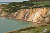 Paar schaut auf den zum Alum Bay bei Freshwater, Isle of Wight, Südengland, England, Großbritannien, Europa