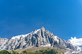 Blick von Chamonix Mont Blanc zur Aiguille du Midi mit Vollmond über der Bergstation, Chamonix, Auvergne-Rhone-Alpes, Frankreich