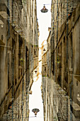 Eine schmale Gasse in der Innenstadt von Bordeaux, Frankreich
