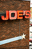JOE'S Schild an einer roten Backsteinmauer in Nashville, Tennessee, USA