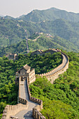 Der ursprüngliche Mutianyu-Abschnitt der Chinesischen Mauer, Peking, China.