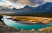 Kanada, Alberta, Jasper-Nationalpark. Athabasca River Valley im ersten Licht.