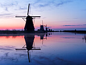 Niederlande, Kinderdijk, Windmühlen bei Sonnenaufgang entlang der Kanäle von Kinderdijk