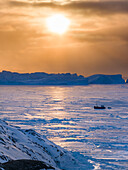 Fischerboote. Winter am Ilulissat-Fjord, in der Diskobucht in Westgrönland gelegen, gehört der Fjord zum UNESCO-Weltkulturerbe. Grönland, Dänemark.