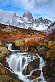 Argentinien, Nationalpark Los Glaciares. Mt. Fitz Roy und Wasserfall im Herbst.
