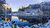 Merced-Fluss. Erster Schnee im Herbst im Yosemite National Park, Kalifornien, USA.