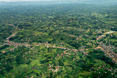 Luftaufnahme von Uganda zwischen Entebbe und Bwindi.