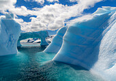 Antarktische Halbinsel, Antarktis. Errera-Kanal, schöner Eisberg.