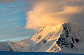 Antarktische Halbinsel, Antarktis, Damoy Point. Wanderer bei Sonnenuntergang.