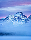Kanada, Alberta, Banff Nationalpark, Dämmerung und Nebel am Mount Hector und Bow Lake