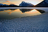 Schneekristalle säumen an einem kalten Wintermorgen im Banff-Nationalpark einen einsamen Eisbruch auf den Vermilion Lakes