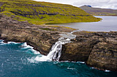 Europa, Färöer. Luftaufnahme Luftaufnahme von Bosdalafossur, einem Wasserfall, der den See Sorvagsvatn auf der Insel Vagar entwässert.