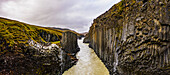 Europa, Island. Panoramablick auf die Basaltsäulen, die die Schlucht des Flusses Studlagil in Zentralisland säumen.
