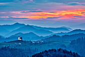 Slowenien, Poljane Sora Valley, Hangkirche in der Nähe von Gorenja Vas im frühen Morgenlicht