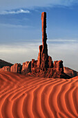 Totempfahl, Sand kräuselt sich, Monument Valley, Arizona, USA