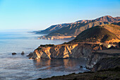 Blick nach Norden auf die Küste von Big Sur, Kalifornien bei Sonnenaufgang
