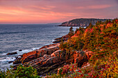 USA, Acadia-Nationalpark. Sonnenaufgang an der Küste.