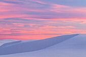 USA, New Mexico, White-Sands-Nationaldenkmal. Sonnenuntergang auf Wüstensand