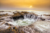 USA, Oregon. Thor's Well und Ozean bei Sonnenuntergang