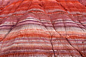 USA, Utah. Das Grand Staircase Escalante National Monument, die Paria Badlands, bestehen aus farbenfrohen, gebänderten Schichten von Tonhügeln der Chinle-Formation.