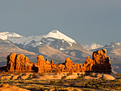 USA, Utah. Arches National Park, Felsformationen und La Sal Mountains