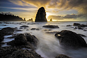 USA, Staat Washington, Olympic-Nationalpark. Sonnenaufgang am Küstenstrand und Felsen