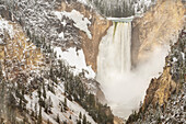 USA, Wyoming, Grand-Teton-Nationalpark. Hidden Falls mündet in den Canyon.