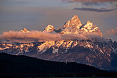 USA, Wyoming, Grand-Teton-Nationalpark. Gewitterwolken über Grand Teton Range bei Sonnenuntergang.