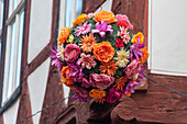 Blumengebinde an einem Fachwerkhaus, Weltkulturerbestadt Quedlinburg, Sachsen-Anhalt, Deutschland