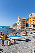 Badegäste im Spätsommer am Strand von Boccadasse, Genua, Ligurien, Italien.