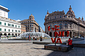Touristen auf der Piazza de Ferrari, Genua, Ligurien, Italien.
