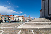 Die Treppe der Basilica della Salute. Im Hintergrund die Paläste am Canal Grande, Venedig, Venetien, Italien.
