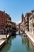 Gebäude und Boote am Rio San Barnaba, Venedig, Venetien, Italien