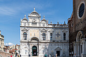 Blick auf den Campo Santi Giovanni e Paolo mit der weißen Fassade der Scuola Grande di San Marco in der Nähe der Kirche Santi Giovanni e Paolo, Venedig, Venetien, Italien