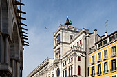 Uhrturm im Renaissance-Stil mit großer Glocke, Piazza San Marco, Venedig, Venetien, Italien.