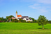 Blick auf das malerische Kloster Andechs im herrlichen Sommerlicht, Bayern, Deutschland