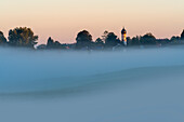 Blick auf Uffing an einem Nebelmorgen im September, Oberbayern, Bayern, Deutschland