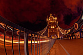Auf der Tower Brigde in London bei Nacht, UK, Großbritannien