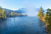 Herbstlicher Nebelmorgen an der Loisach, Kochel am See, Oberbayern, Bayern, Deutschland