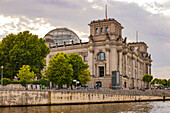 Reichstag bei Abendlicht von der Spree gesehen, Berlin, Deutschland