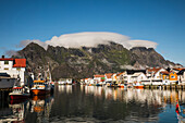Hanningsvaer, Lofoten, Norwegen, Kanal mit Fischerbooten bei sonnigem Wetter