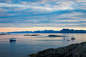 Norwegen, Lofoten Fischerboote im Sonnenuntergang über dem Fjord